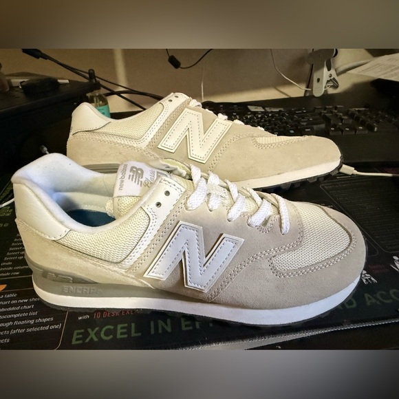 New Balance 574 Core sneakers in the Nimbus Cloud/White colorway - Picture 2 of 5